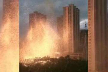 Trung Quốc: Sét đánh trúng tòa nhà, gây “mưa” tia lửa - Ảnh 3.