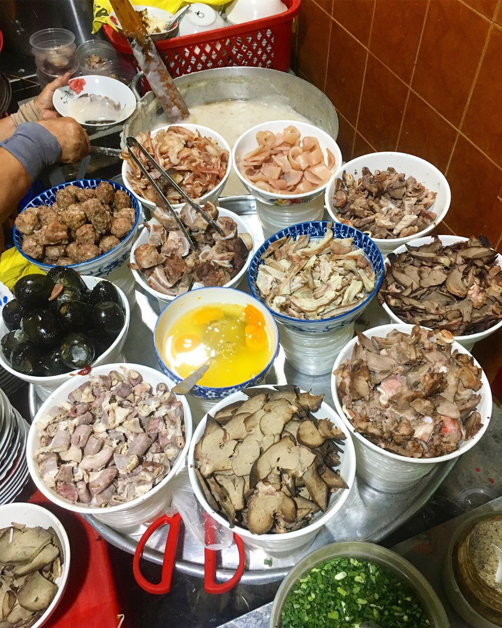 4 món ăn khuya hút khách vào ngày mưa ở TP HCM - Ảnh 1.