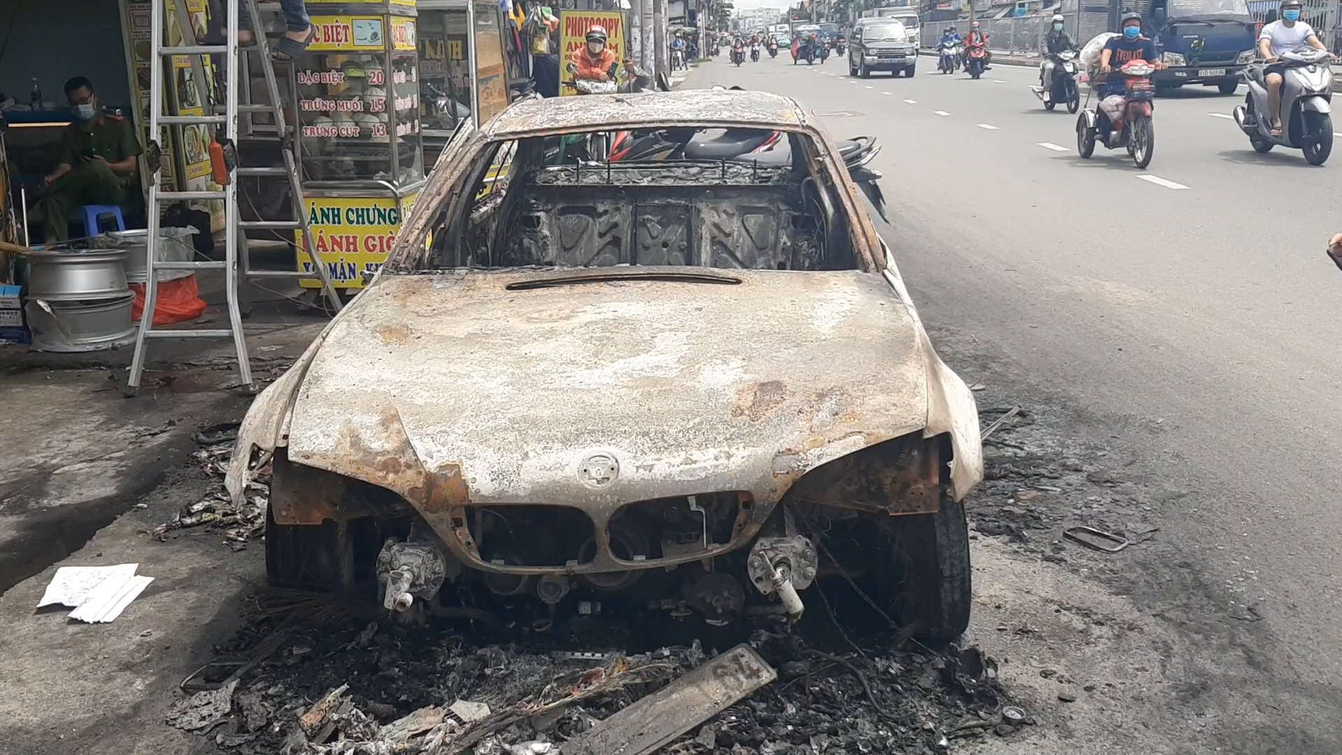 VIDEO: Ô tô bốc cháy ngùn ngụt khi đang lưu thông trên cao tốc - Ảnh 1.