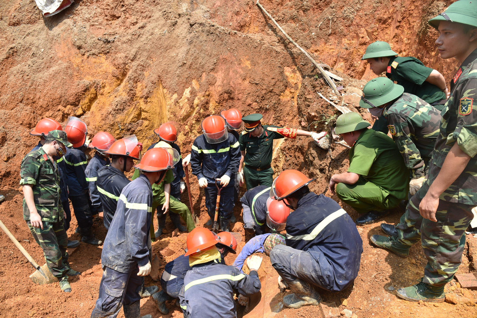 Construction collapse 4 people died: many families were in the danger zone - Photo 1.