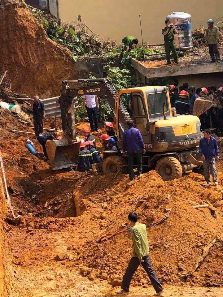 Construction sites collapsed, at least 4 people died - Photo 1.