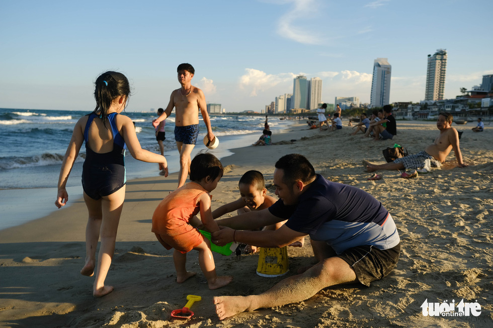 Biển Đà Nẵng đông đúc trở lại sau nhiều ngày vắng bóng người