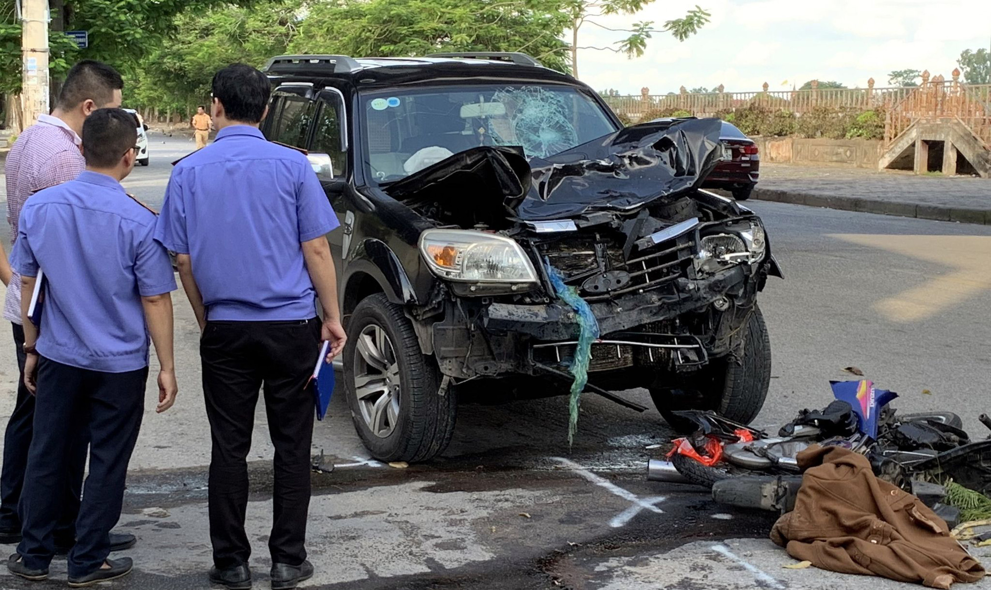 Collision with a 7-seater car, couple on a motorcycle died instantly - Photo 1.