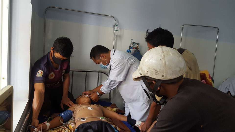 While harvesting rice, he was struck by lightning, 2 people died, 1 person was in critical condition - Photo 1.