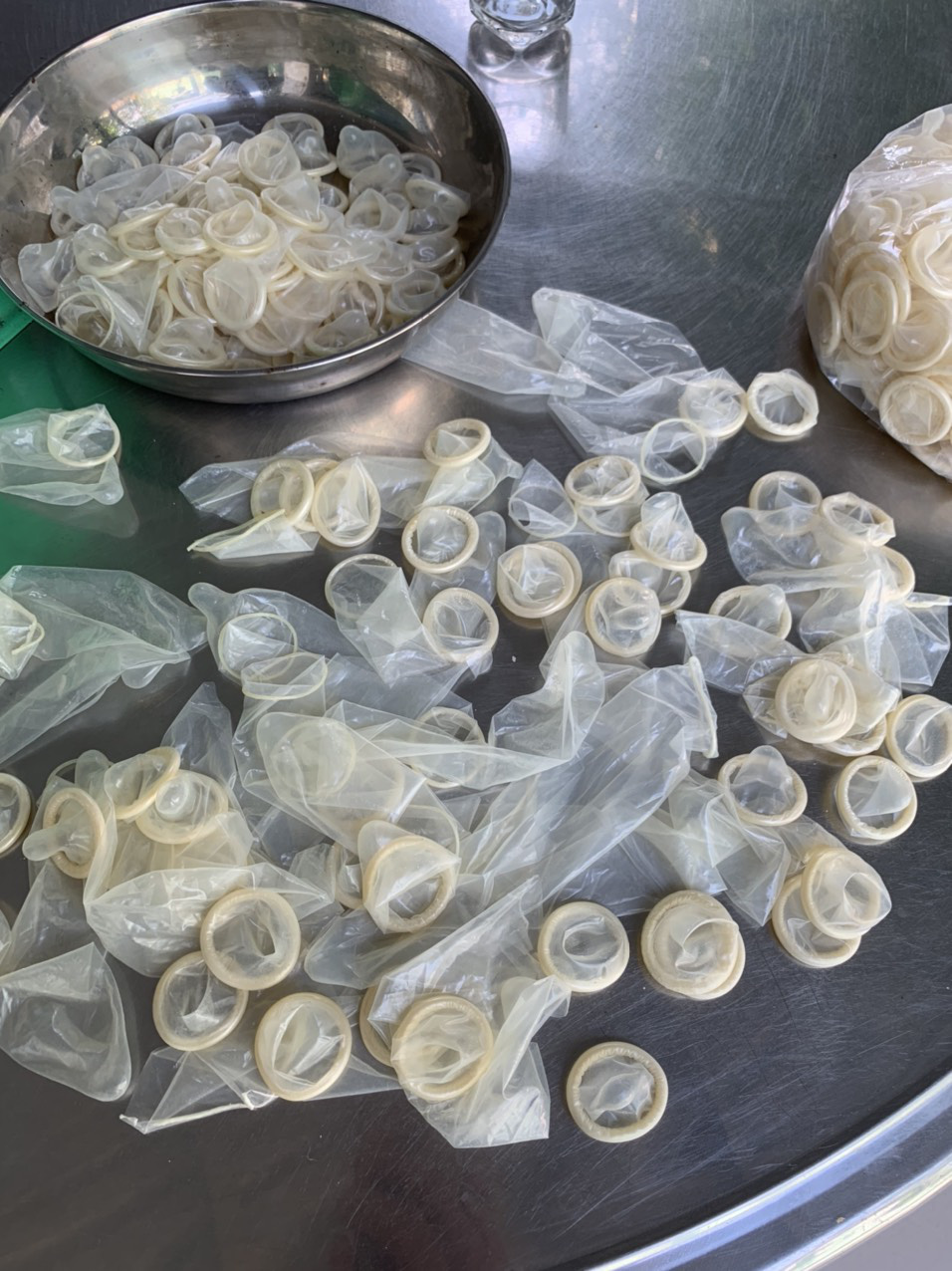 Woman recycles hundreds of thousands of used condoms - Photo 1.