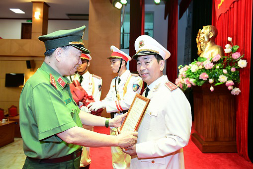 Thứ trưởng Bộ Công an Trần Quốc Tỏ được thăng hàm trung tướng - Ảnh 1.