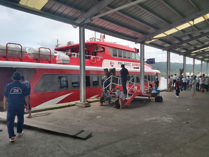 High speed boats and ferries to Phu Quoc have been suspended due to bad weather - Photo 1.