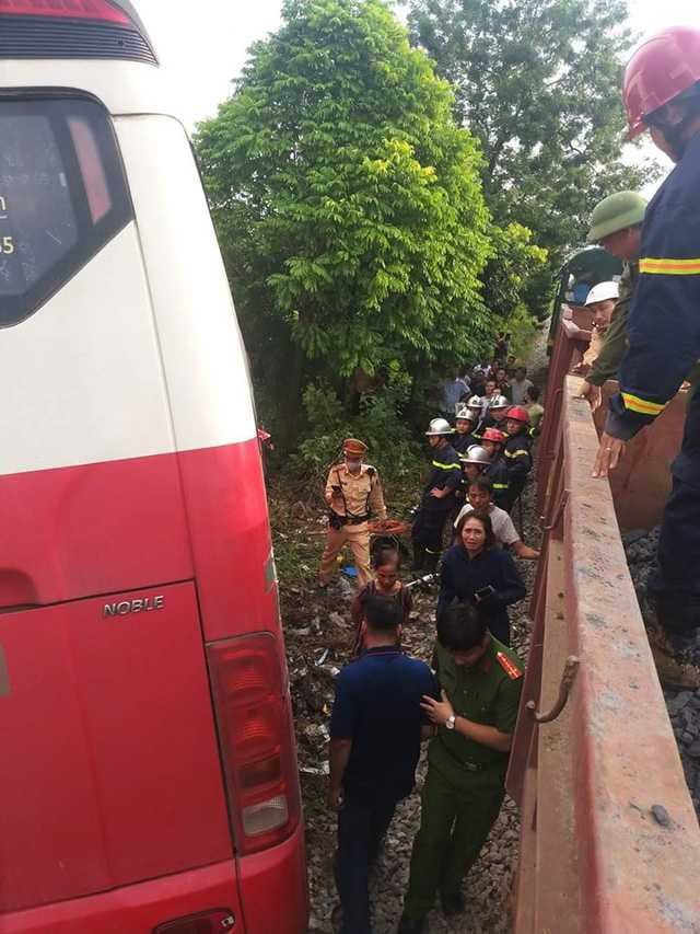 Tàu hỏa tông xe đưa đón học sinh loại 45 chỗ, ít nhất 2 học sinh bị thương - Ảnh 2. Tàu hỏa tông xe đưa đón học sinh loại 45 chỗ, ít nhất 2 học sinh bị thương - Ảnh 2.
