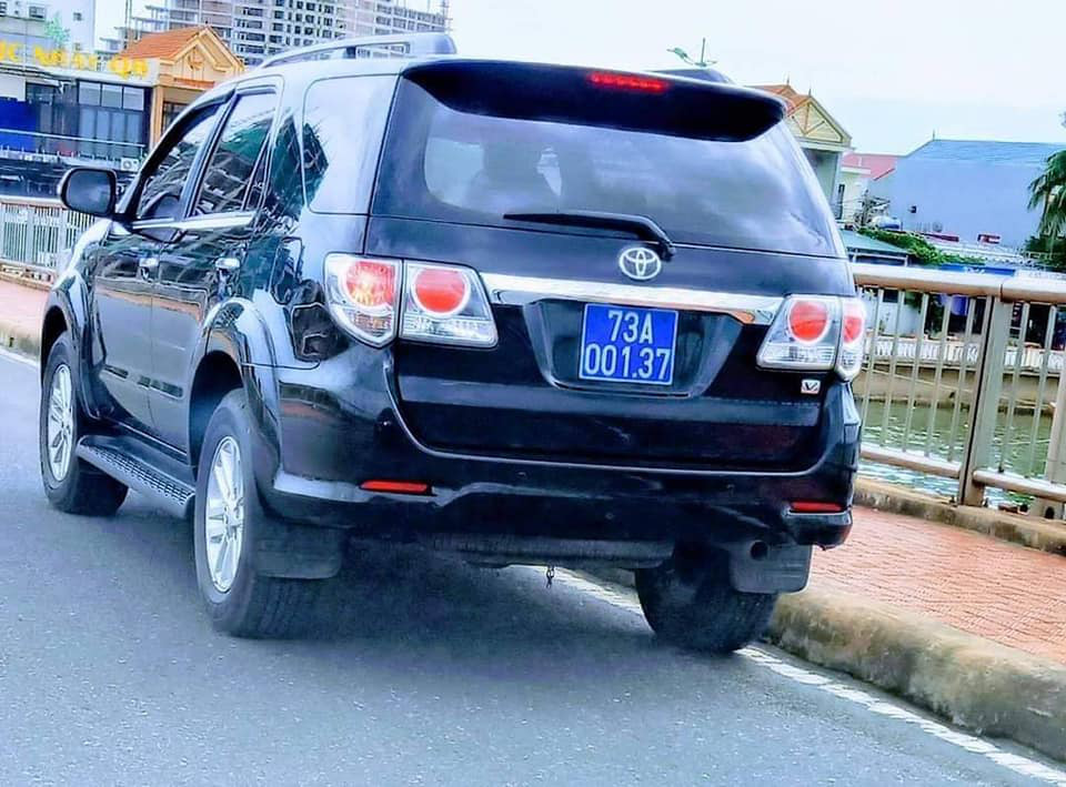 The group with blue license plates carelessly stopped on the bridge for the people in the car to get out ... take pictures!  Photo 3.