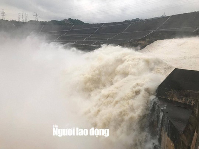 Hoa Binh Hydropower opens a flood outlet on the morning of September 30 - Photo 1.