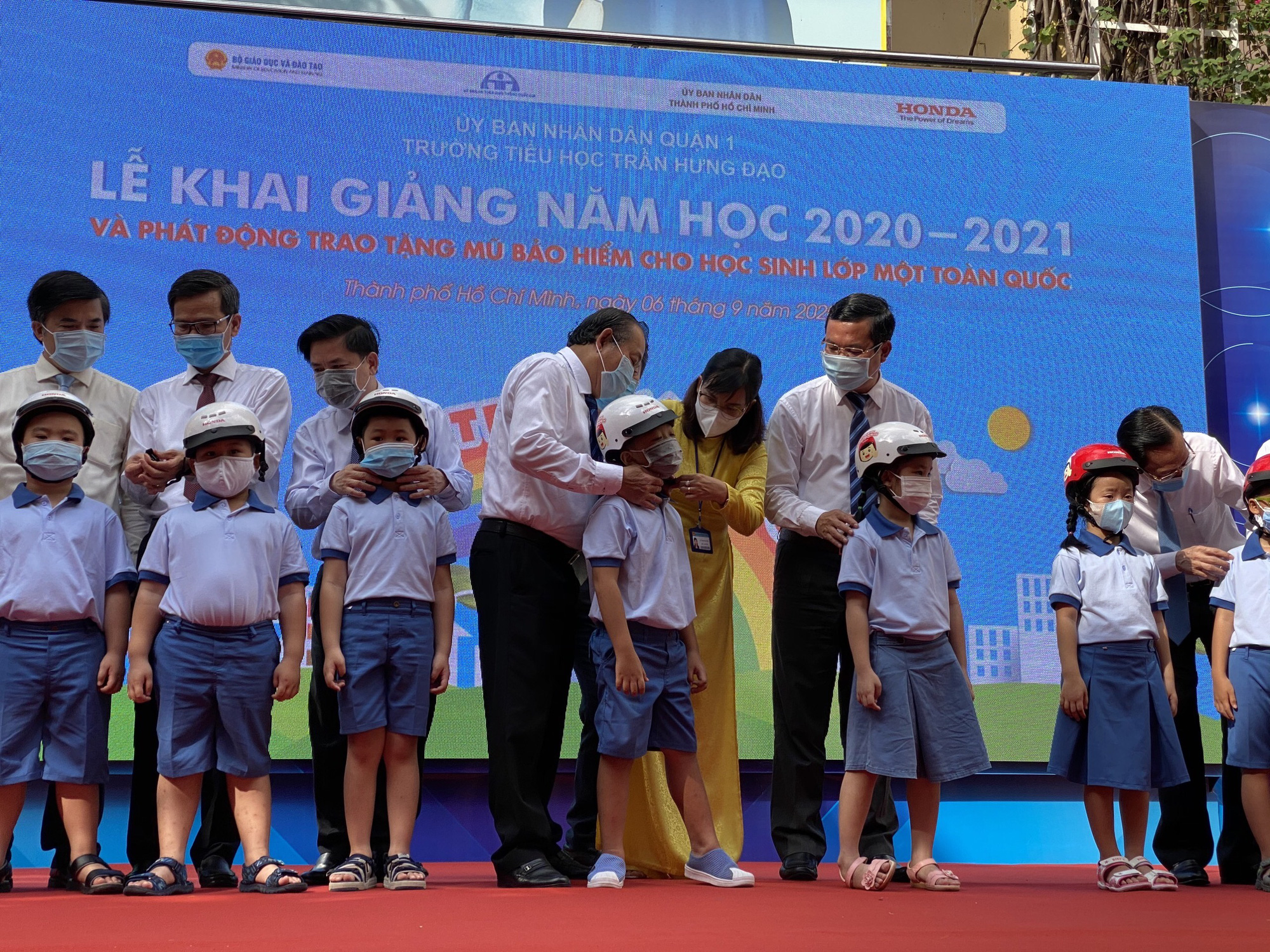 Một hành động nhỏ, nhưng ý nghĩa lớn. Hãy xem hình ảnh Phó Thủ tướng Trương Hòa Bình đội mũ bảo hiểm cho học sinh trong bức ảnh này. Đây là một thông điệp về sự quan tâm và bảo vệ cho những thế hệ trẻ của chúng ta.