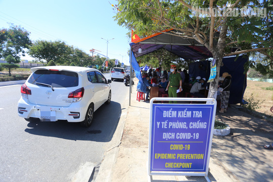 Quang Nam maintains a checkpoint, people coming from Da Nang have to make a medical report - Photo 1.