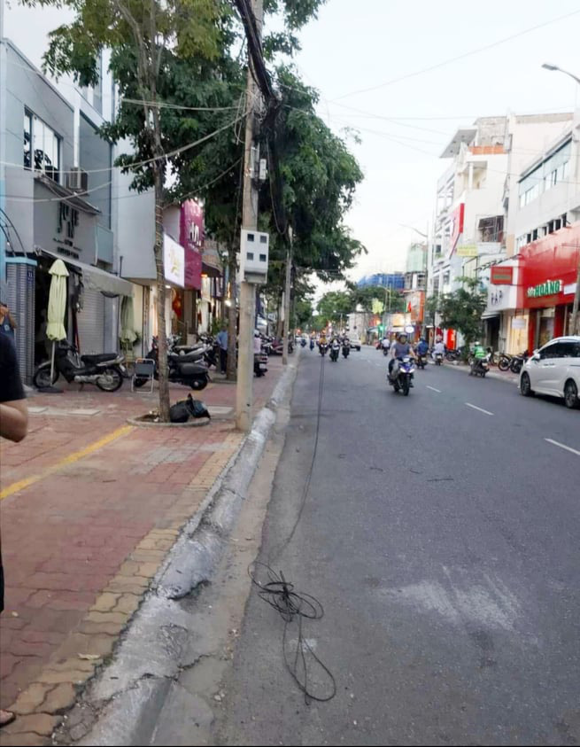 CLIP: Vướng dây viễn thông rơi xuống đường, thanh niên bị xe bồn cán tử vong - Ảnh 3. CLIP: Vướng dây viễn thông rơi xuống đường, thanh niên bị xe bồn cán tử vong - Ảnh 3.