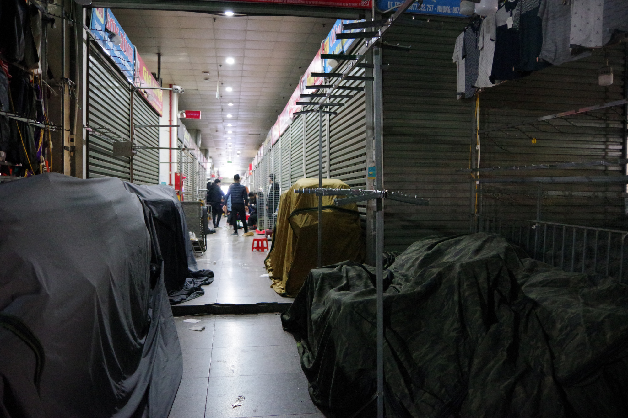 The small trader in Ninh Hiep market closes to avoid when the market manager scans for counterfeit goods - Photo 4. The small trader in Ninh Hiep market closes to avoid when the market manager scans for counterfeit goods - Photo 4.