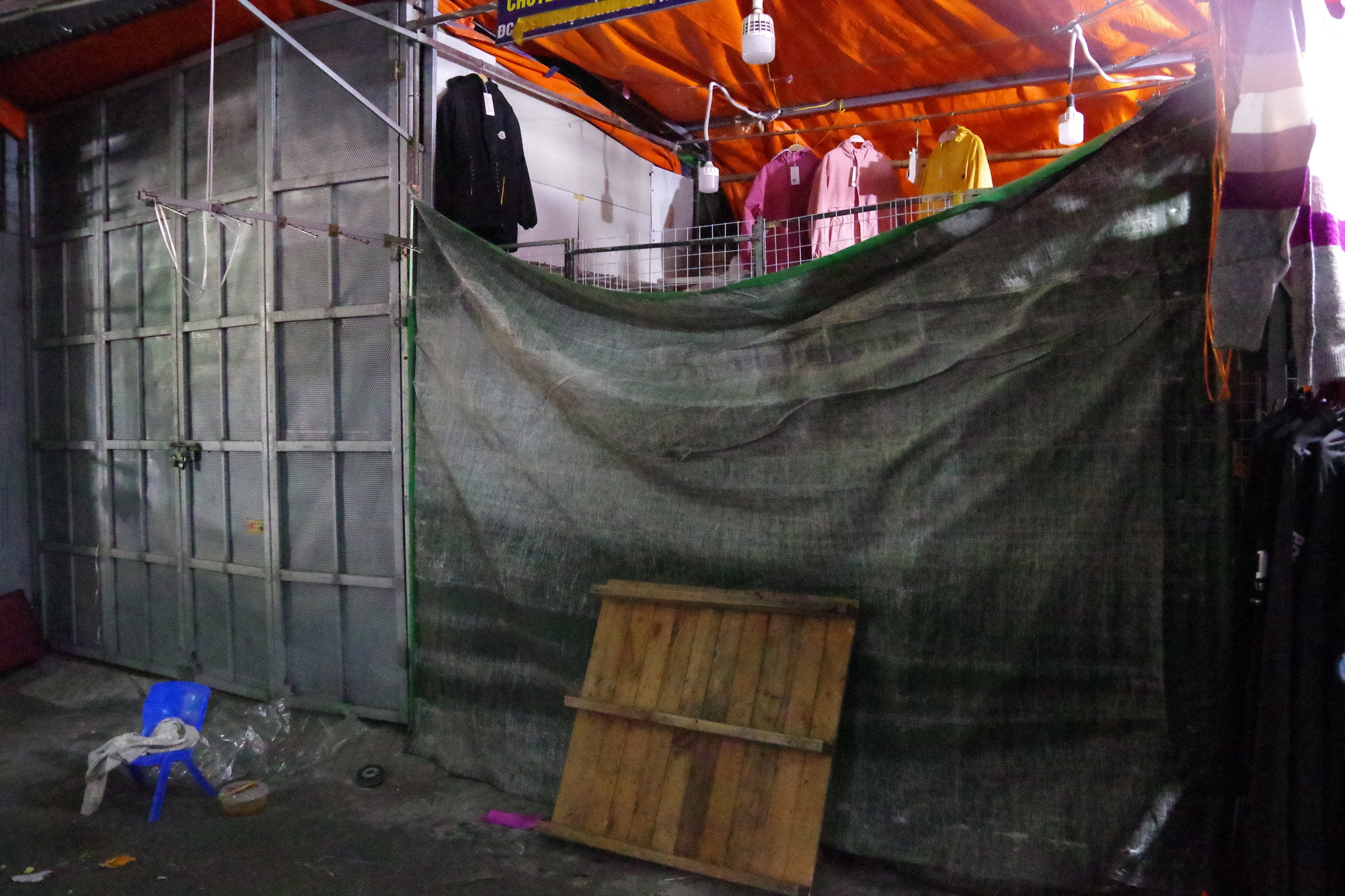 The small trader in Ninh Hiep market closes to avoid when the market manager scans for counterfeit products - Photo 3. The small trader in Ninh Hiep market closes to avoid when the market manager scans for counterfeit products - Photo 3.