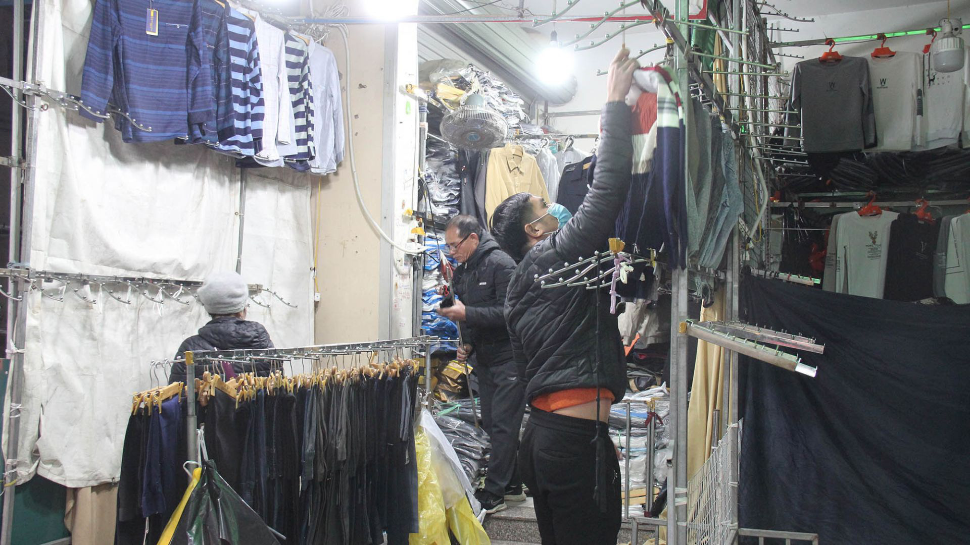 The small trader in Ninh Hiep market closes to avoid when the market manager scans for counterfeit goods - Photo 2. The small trader in Ninh Hiep market closes to avoid when the market manager scans for counterfeit goods - Photo 2.