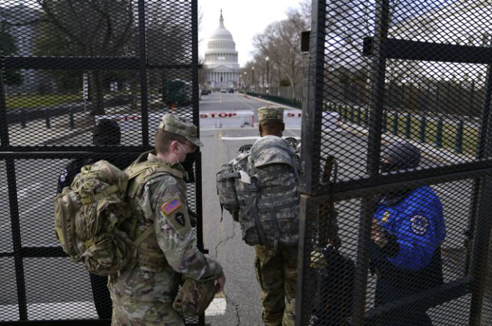 United States: Tens of thousands of National Guards are relentlessly flocking to Washington - Photo 1.