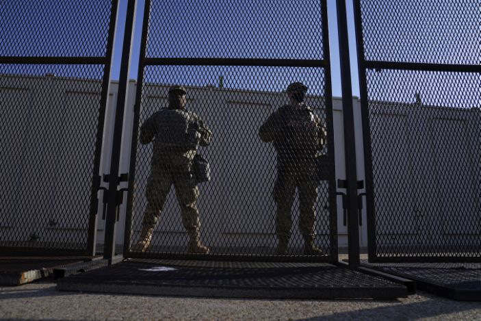 America: Tens of thousands of members of the National Guard entered Washington relentlessly - Photo 4.