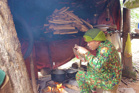 BẢO VỆ VÙNG BIÊN, VÌ BÌNH YÊN CỦA TỔ QUỐC (*): Ăn rừng nằm núi, sá gì hiểm nguy! - Ảnh 1. BẢO VỆ VÙNG BIÊN, VÌ BÌNH YÊN CỦA TỔ QUỐC (*): Ăn rừng nằm núi, sá gì hiểm nguy! - Ảnh 1.