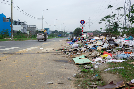 Cùng xem hình ảnh về rác đường phố bị thu gom và xử lý một cách bền vững, góp phần giữ gìn môi trường sạch đẹp cho thành phố.