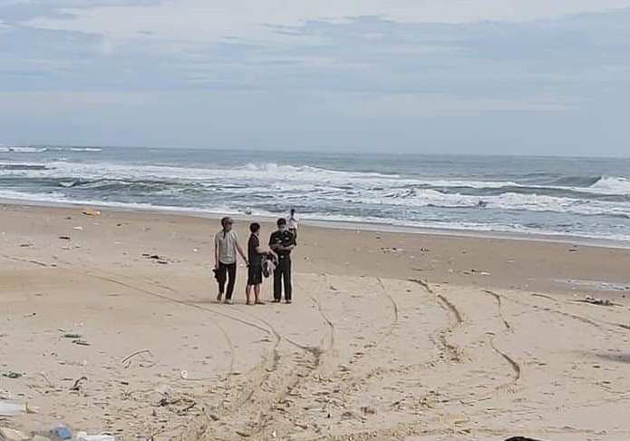 Bathing in bad weather, 2 tourists were swept away by the waves - Photo 1.