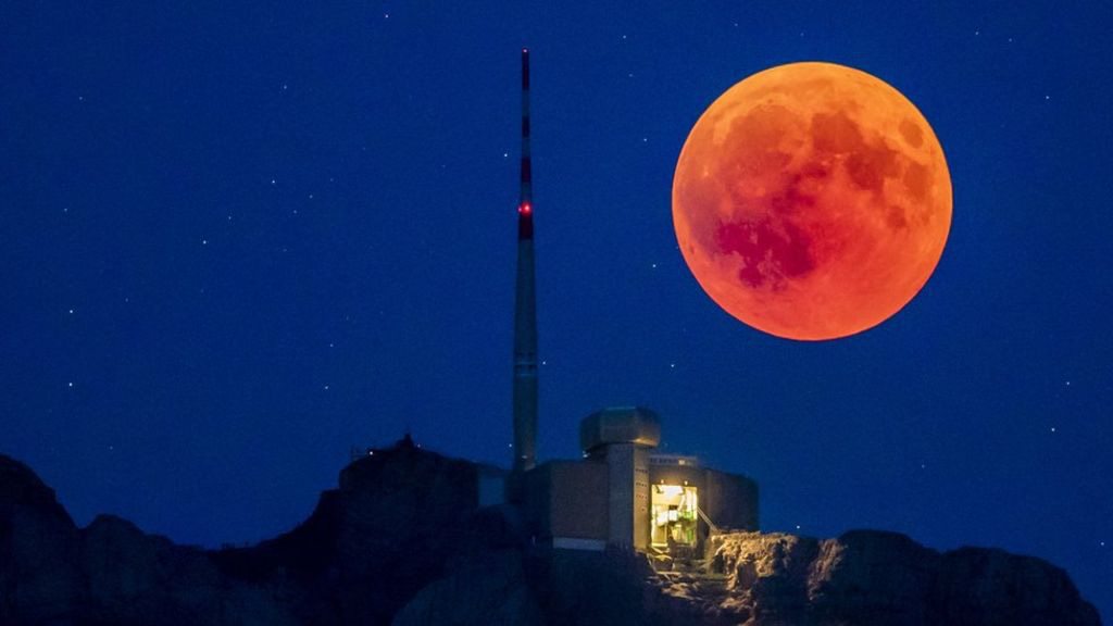 Mặt trăng biến hình: Bạn đã từng tò mò về việc mặt trăng biến hình như thế nào không? Những bức ảnh đẹp về hiện tượng này sẽ đem đến cho bạn những trải nghiệm thú vị nhất. Qua các bức ảnh, bạn có thể hiểu rõ hơn về cơn sốt truyền thông của những sự kiện như \