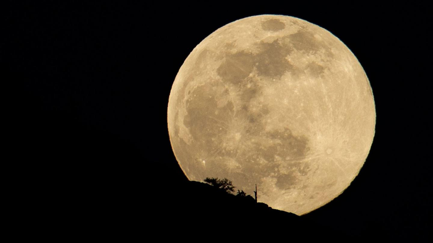 Đêm 1411 ngắm siêu trăng lớn nhất 70 năm  Tuổi Trẻ Online