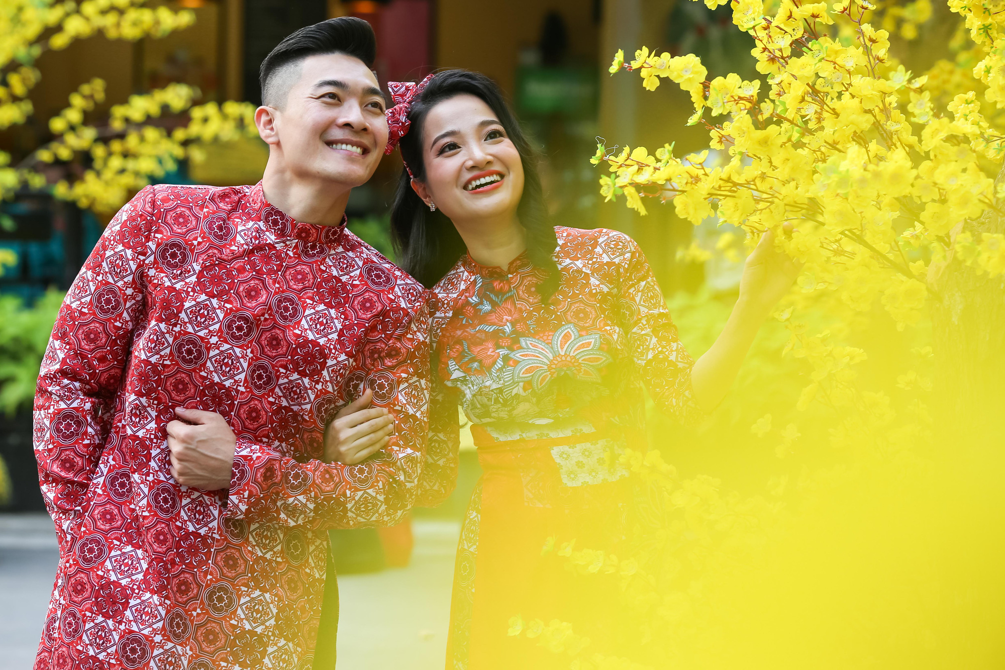 Áo dài truyền thống luôn là lựa chọn hoàn hảo để thể hiện văn hóa và tinh thần Tết Việt Nam. Hãy lướt ngay qua những bức ảnh áo dài xuống phố đầy tự tin và thanh lịch của chúng tôi để tìm kiếm ý tưởng cho bộ trang phục của mình nhé!