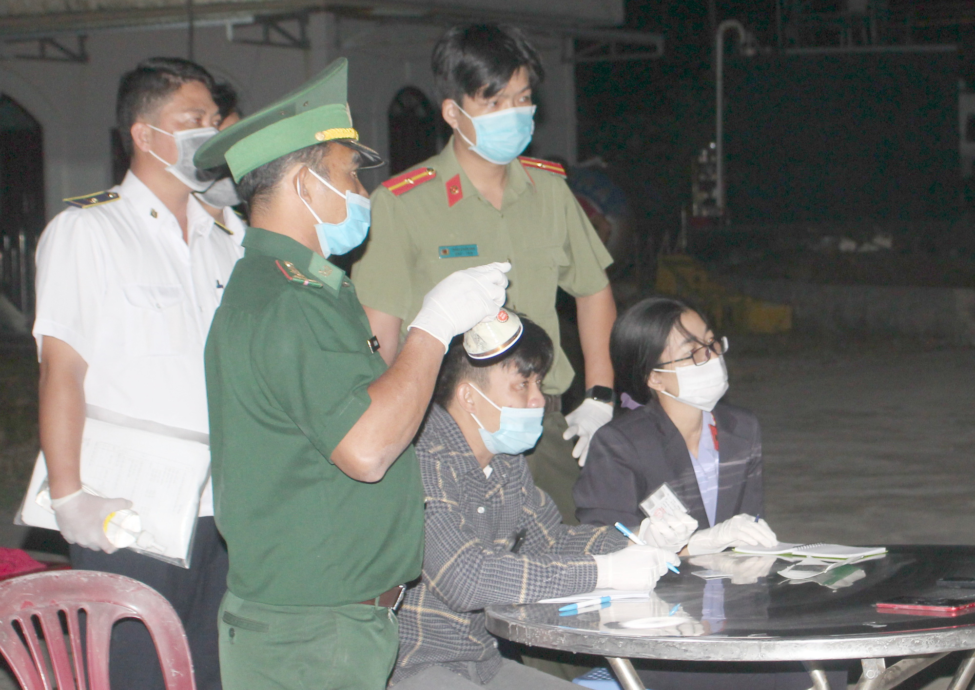 Vinh Long and Kien Giang quarantined and investigated 7 people who entered illegally from Cambodia - Photo 1.