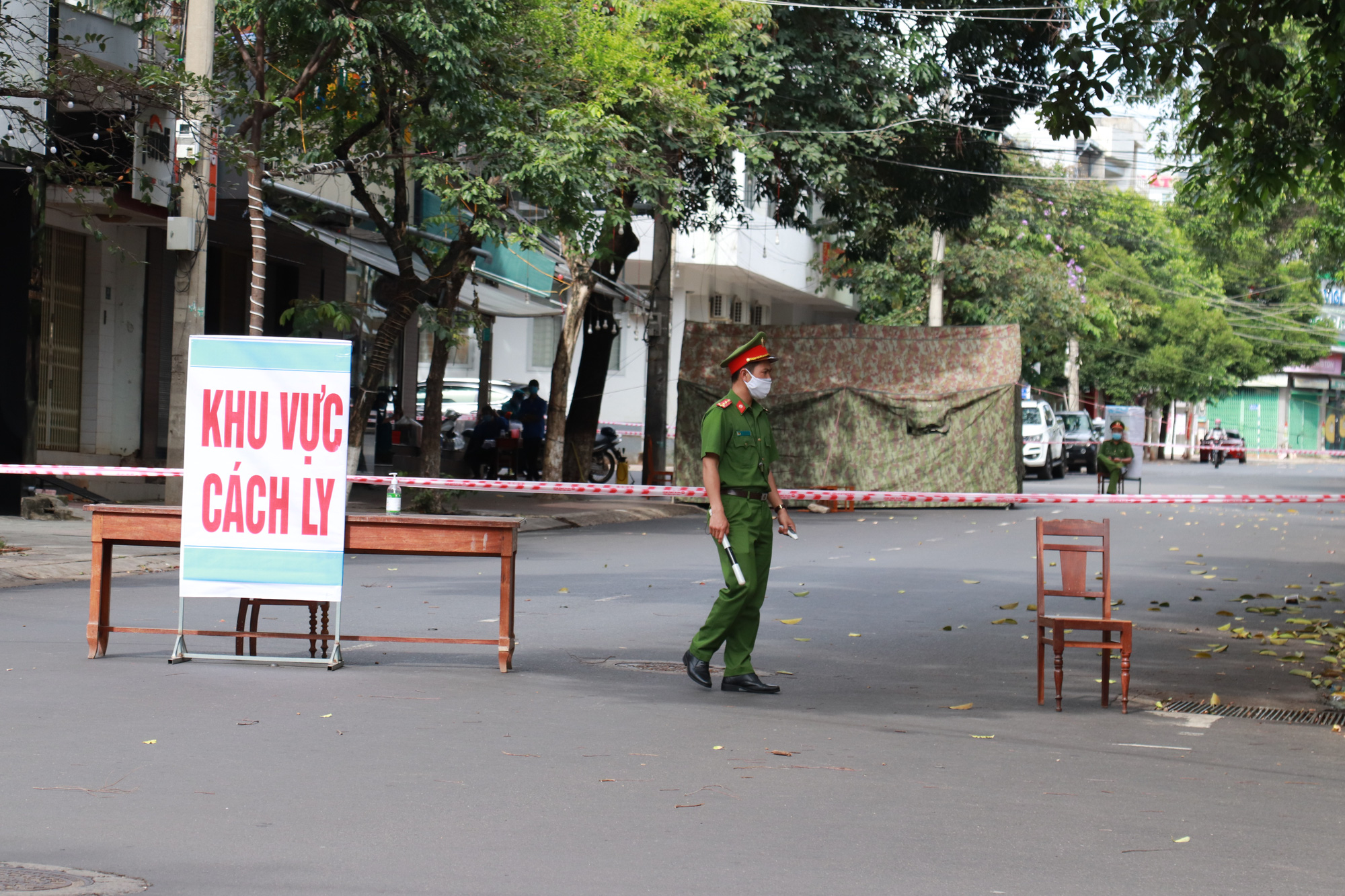 Many provinces tracked a young man passing through the epidemic zone - Photo 1.