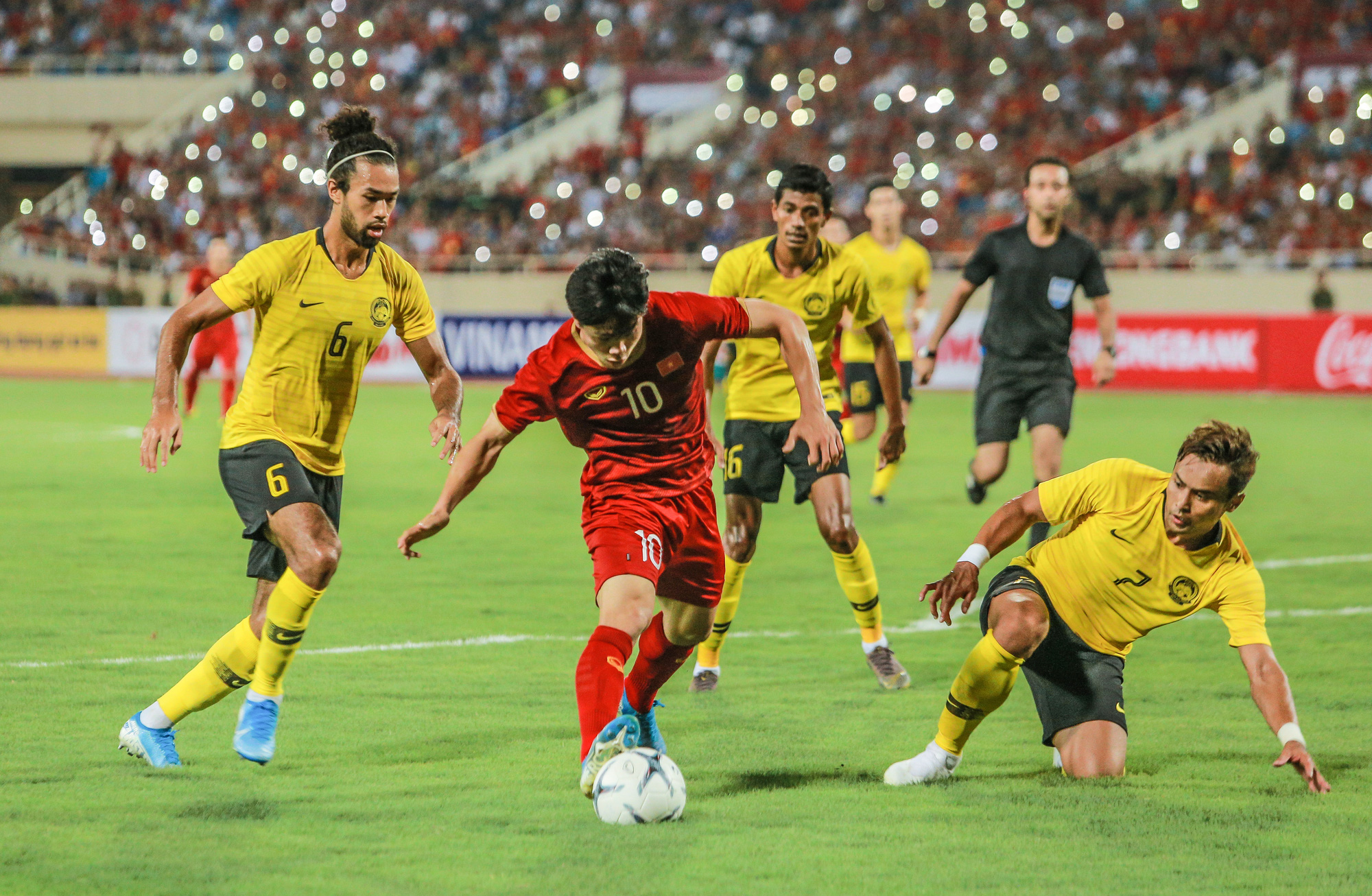 Vòng loại World Cup 2022 đang diễn ra rất sôi động và táo bạo. Những màn rượt đuổi nghẹt thở trên sân cỏ đã thu hút được sự quan tâm của rất nhiều người. Hãy cùng đón xem trận đấu giữa Việt Nam và Malaysia, với hy vọng đội tuyển Việt Nam sẽ giành được chiến thắng đầy hứa hẹn.