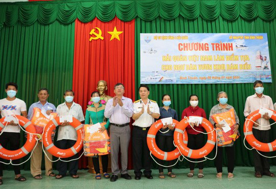 Trao tặng 2.500 lá cờ Tổ quốc tại 2 tỉnh Bình Thuận và Bình Phước - Ảnh 4.
