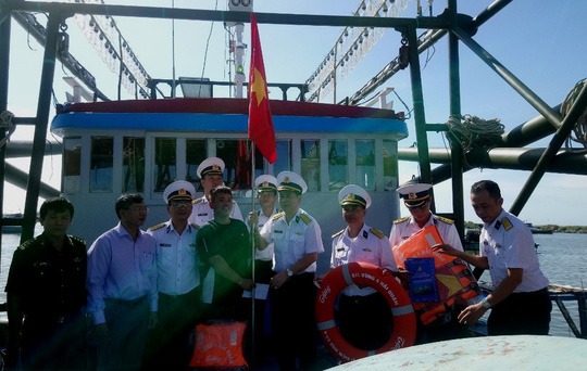 Trao tặng 2.500 lá cờ Tổ quốc tại 2 tỉnh Bình Thuận và Bình Phước - Ảnh 6.