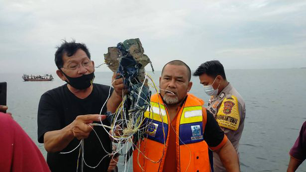 NÓNG: Máy bay Boeing 737-500 của hãng hàng không Indonesia rơi xuống biển? - Ảnh 4.