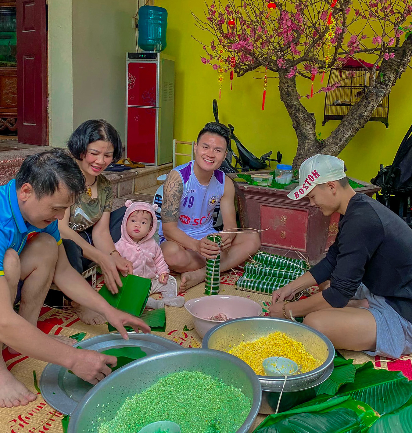 Một bữa cơm đoàn viên đầm ấm và ấm cúng trong không khí Tết sẽ khiến bạn cảm thấy hạnh phúc và tiếp thêm sức cho dịp Tết. Những hình ảnh cùng chủ đề sẽ khiến bạn muốn choáng ngợp trước vẻ đẹp của những khoảnh khắc hạnh phúc này.