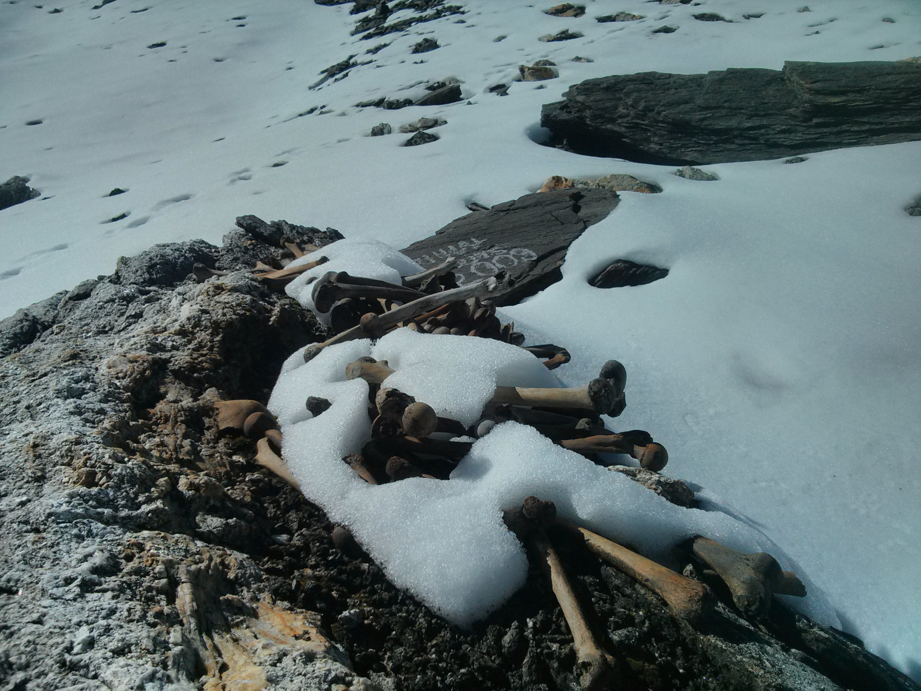 [eMagazine] Hồ xương người bí ẩn trên dãy Himalaya - Ảnh 11.