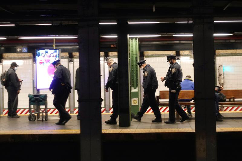 Cảnh sát New York đông nghịt ga tàu điện ngầm trước thềm Valentine  - Ảnh 1.