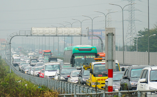 Ùn tắc dài cả 1 km trên cao tốc Hà Nội - Ninh Bình khi người dân trở lại làm việc sau kỳ nghỉ Tết - Ảnh 11.