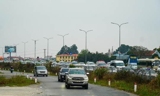 Ùn tắc dài cả 1 km trên cao tốc Hà Nội - Ninh Bình khi người dân trở lại làm việc sau kỳ nghỉ Tết - Ảnh 4.