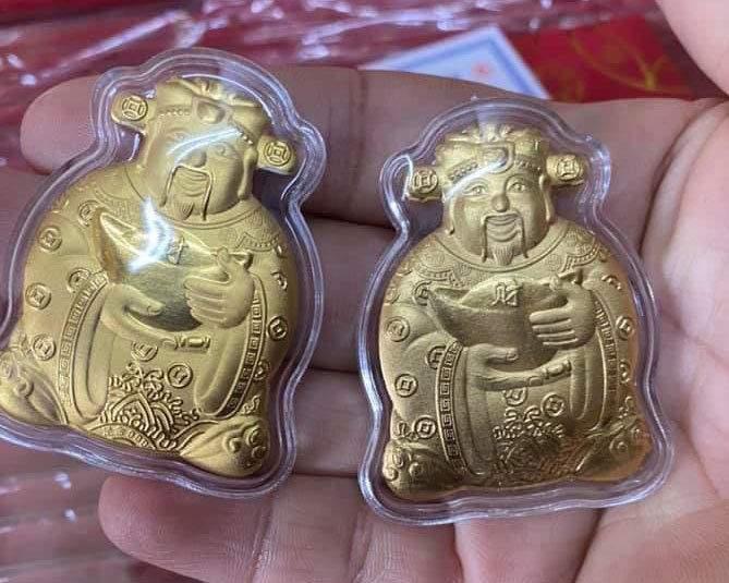 Trâu vàng, Thần tài Trung Quốc tràn sang chợ Việt giá 10.000 đồng - Ảnh 2.