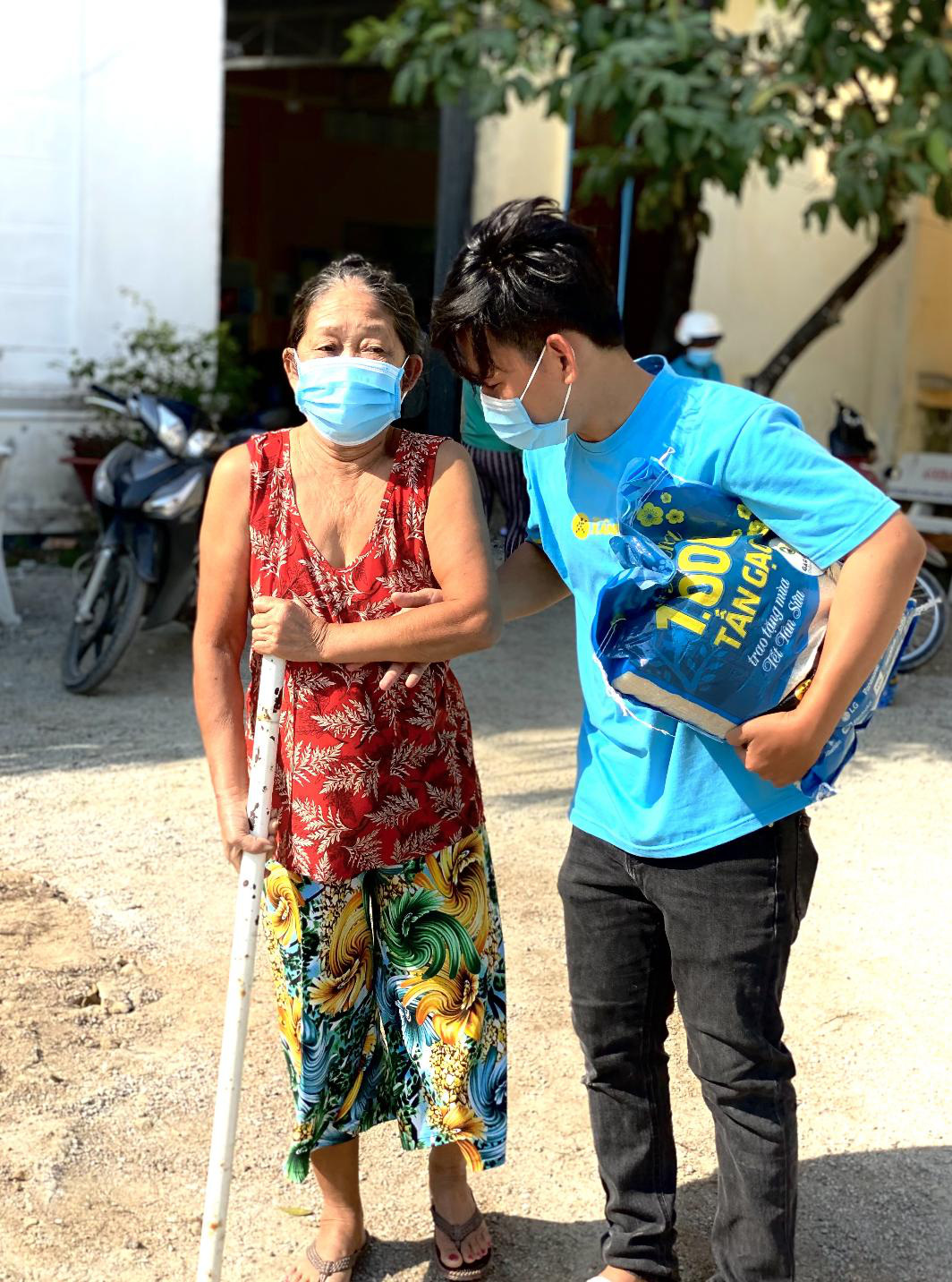 Tết Sẻ Chia 2021: Niềm vui nhận gạo hòa chung niềm vui đón Tết - Ảnh 6.