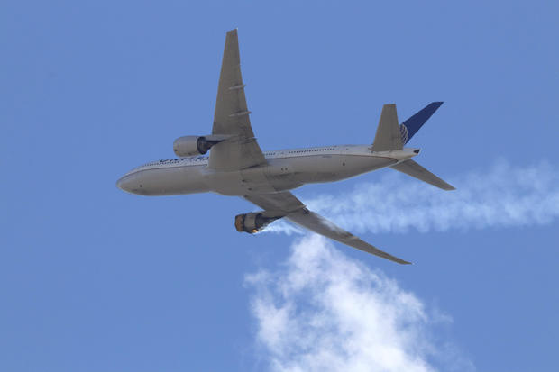 Thêm 1 máy bay Boeing hạ cánh khẩn cấp vì vấn đề động cơ - Ảnh 2.