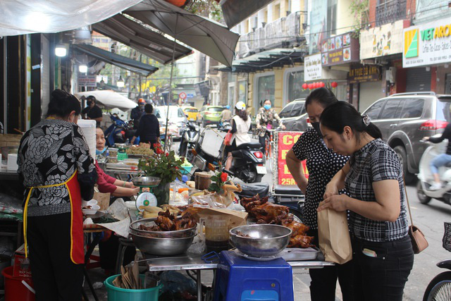 Gà ngậm hoa hồng đắt khách tại chợ nhà giàu Hà Nội ngày Rằm tháng Giêng - Ảnh 12.