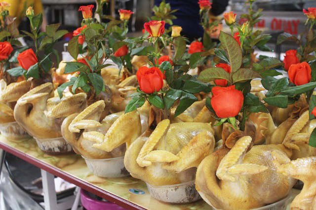 Gà ngậm hoa hồng đắt khách tại chợ nhà giàu Hà Nội ngày Rằm tháng Giêng - Ảnh 3.
