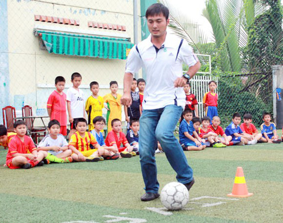 HLV Huỳnh Bá Tuấn đột ngột qua đời, làng futsal Việt Nam sốc nặng - Ảnh 1.