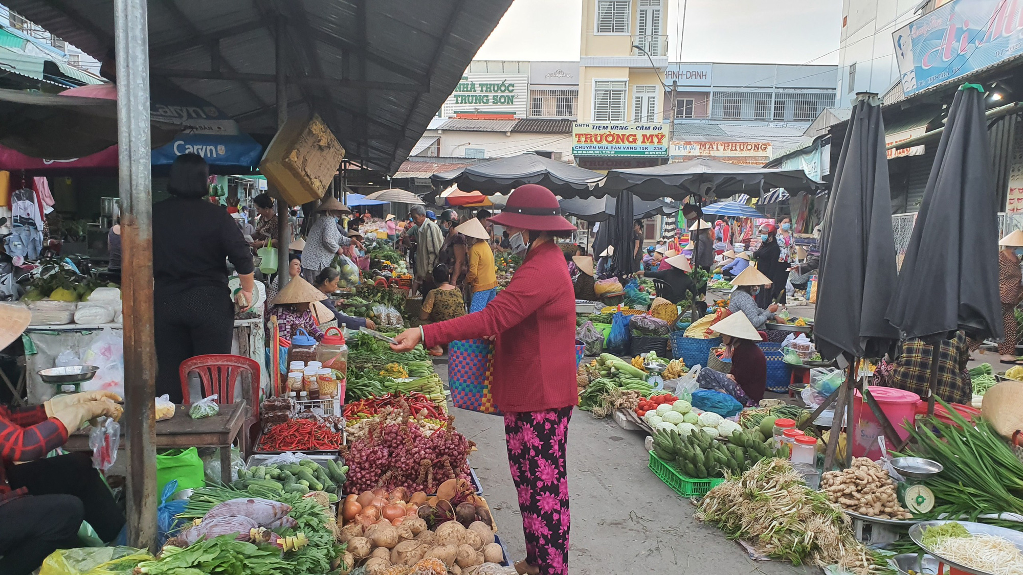 Hãy cùng đến với chợ quê ngày giáp Tết và khám phá nền văn hóa ẩm thực Việt Nam độc đáo. Bạn sẽ có những trải nghiệm thú vị đầy màu sắc và những bức ảnh đẹp không thể bỏ lỡ trong dịp Tết này.