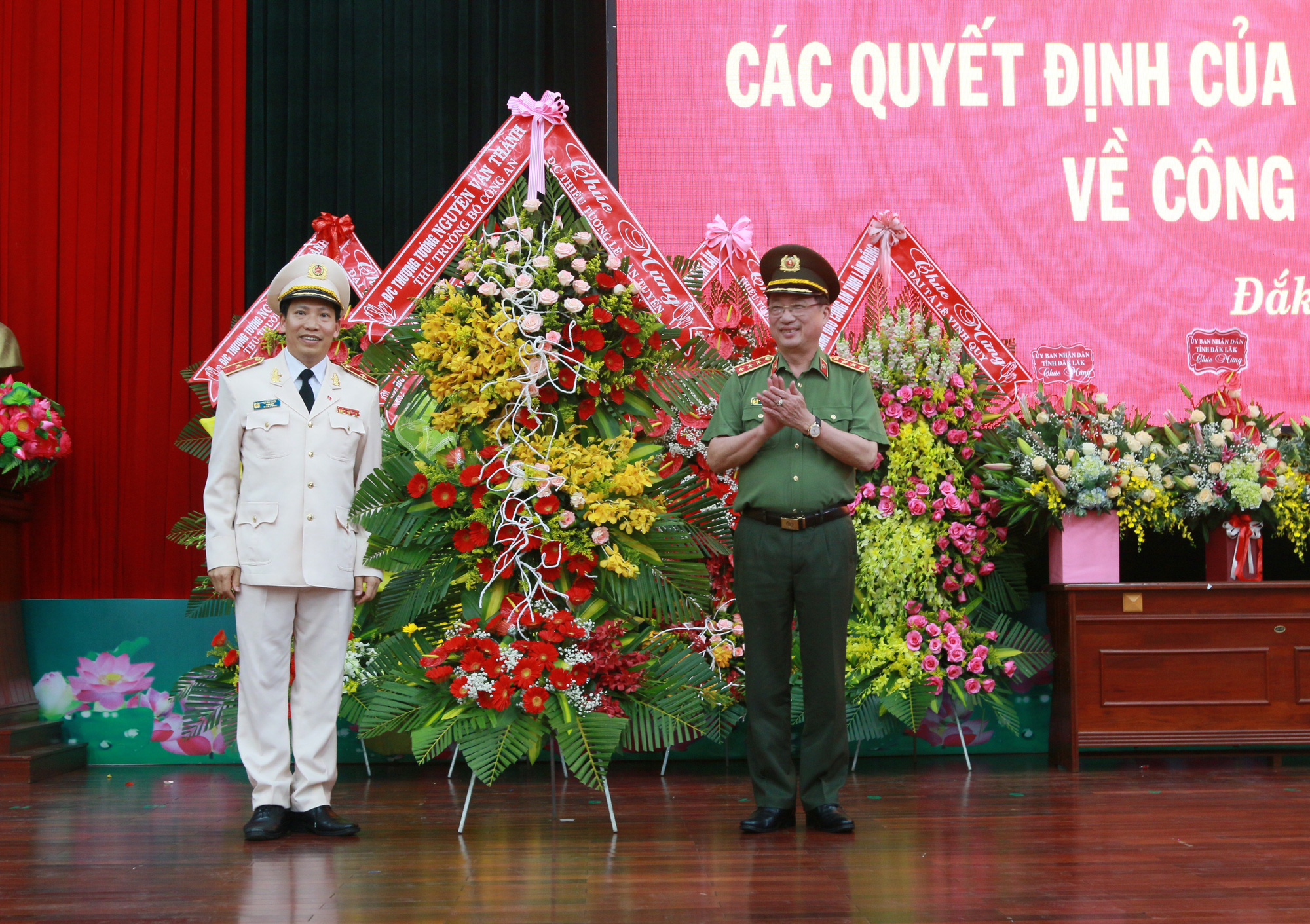 Colonel Le Vinh Quy is the director of the Dak Lak police, replacing Major General Le Van Tuyen - Photo 1.