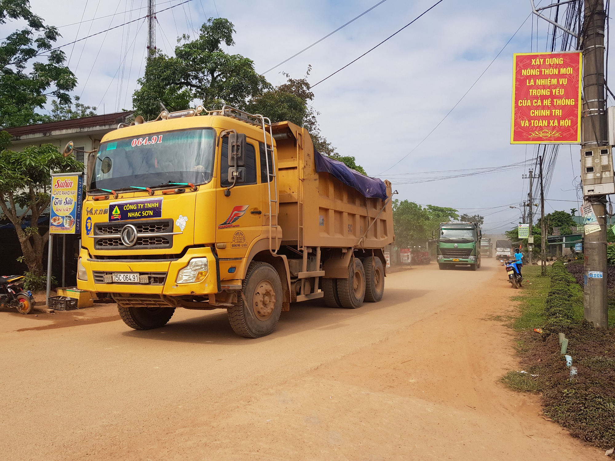 Bất an với đoàn xe ben thi công cao tốc Cam Lộ - La Sơn - Ảnh 2.