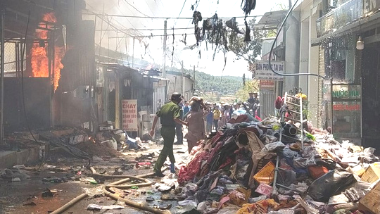 Lâm Đồng: Hỏa hoạn dữ dội thiêu rụi toàn bộ 5 căn nhà ở huyện Đức Trọng - Ảnh 4.