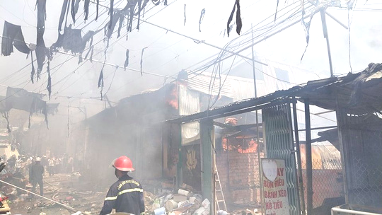 Lâm Đồng: Hỏa hoạn dữ dội thiêu rụi toàn bộ 5 căn nhà ở huyện Đức Trọng - Ảnh 2.